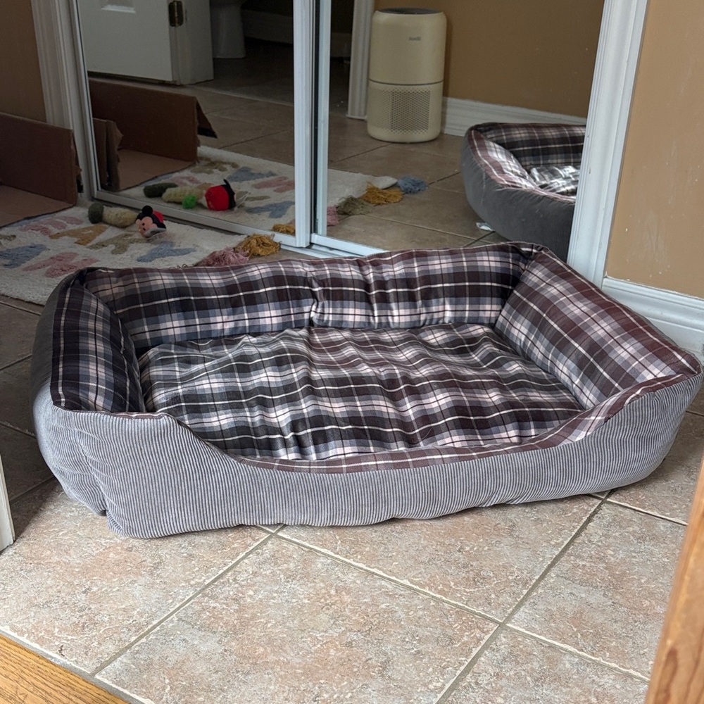 Large/XL Plaid Pet Bed for Dogs and Cats